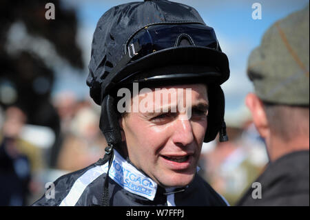 Jump racing kehrt in Hereford Racecourse, Donnerstag, 6. Oktober 2016. Andrew Tinkler auf Eher gewann die öffnung Hurdle Race. Stockfoto