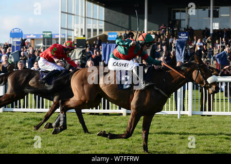 St. Michael's Hospice Nächstenliebe Raceday - Hereford Pferderennbahn. Die Trumpers Kaffee Novizen "Hurdle Race-Max Kendrick (2) auf RatFaceMcDougall gewann das Rennen. Stockfoto