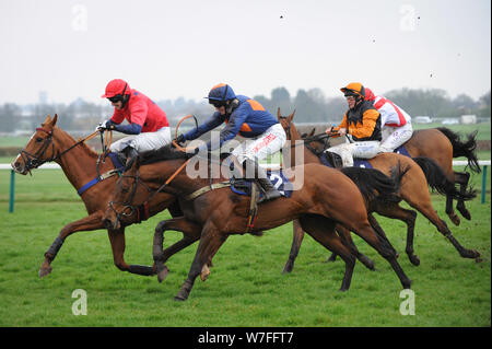 Hereford Rennen, Dienstag, 10. April 2018. Ben Poste auf Llantara (2) Rennen auf der Schulter von Liam hörte auf dem Flug nach Nirgendwo, auf dem Weg zum Gewinnen der Westons Cider Stuten "Handicap Hurdle Race für Trainer Tom Symonds. Stockfoto