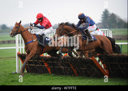 Hereford Rennen, Dienstag, 10. April 2018. Ben Poste auf Llantara (2) springt auf der Schulter von Liam hörte auf dem Flug nach Nirgendwo, auf dem Weg zum Gewinnen der Westons Cider Stuten "Handicap Hurdle Race für Trainer Tom Symonds. Stockfoto