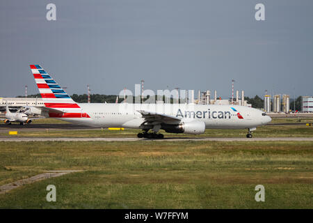 American Airlines Boeing 777-200(N 787 AL) für Start in Mailand - Malpensa (MXP/LIMC) Italy bereit Stockfoto