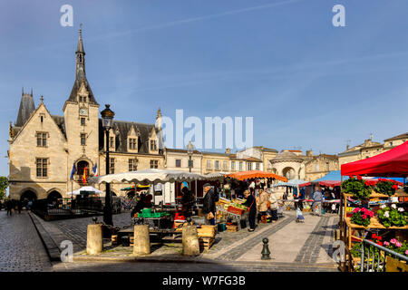 Libourne Marktplatz mit dem neugotischen Rathaus 1914 im Hintergrund, in der Nähe von Bordeaux, Gironde, Frankreich. Stockfoto