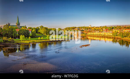 Ein Blick auf den Fluss Nidelva, fließt durch Trondheim in Norwegen. Stockfoto