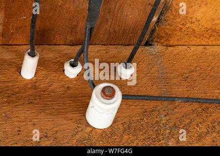 Alte Knopf & Tube Verkabelung im alten Haus Stockfoto