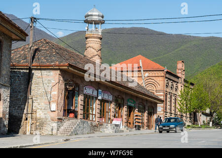 Sheki, Aserbaidschan - 28. April 2019. Street View in Scheki Stadt Aserbaidschans, in Richtung Omar Efendi Moschee, mit Autos und Menschen. Stockfoto