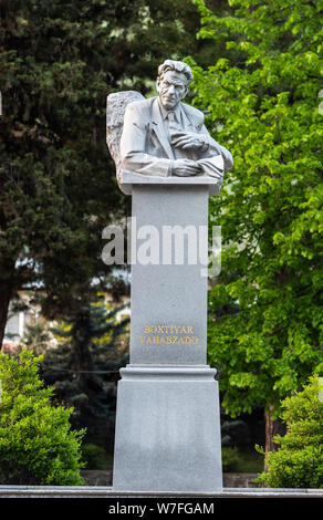 Sheki, Aserbaidschan - 28. April 2019. Büste Denkmal des Dichters Bakhtiyar Vahabzadeh in Scheki, Aserbaidschan. Stockfoto