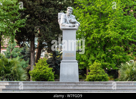 Sheki, Aserbaidschan - 28. April 2019. Büste Denkmal des Dichters Bakhtiyar Vahabzadeh in Scheki, Aserbaidschan. Stockfoto