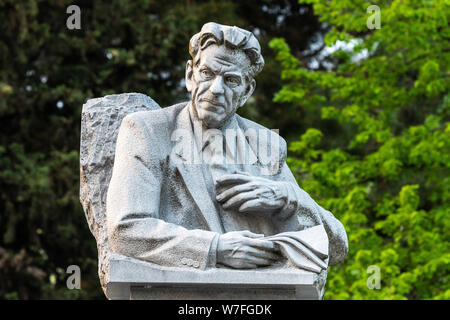 Sheki, Aserbaidschan - 28. April 2019. Büste Denkmal des Dichters Bakhtiyar Vahabzadeh in Scheki, Aserbaidschan. Stockfoto