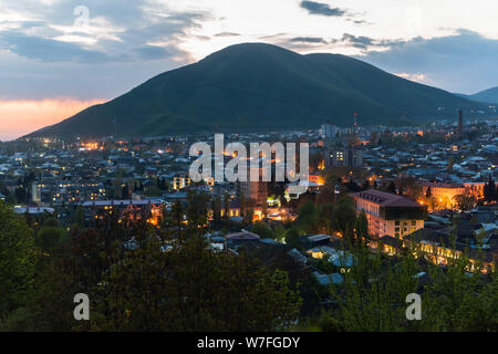 Sheki, Aserbaidschan - 28. April 2019. Blick über scheki Stadt in Aserbaidschan, in der Dämmerung. Stockfoto