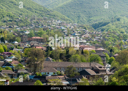Sheki, Aserbaidschan - 29. April 2019. Blick über scheki Stadt in Aserbaidschan, in Richtung Festung Mauern und der Palast der scheki Khans. Stockfoto