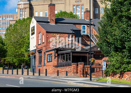 Die attraktive Sack Kartoffeln Pub, Trinken und Essen in einer traditionellen Umgebung am Rande von der Aston University, Birmingham, West Midlands, UK Stockfoto