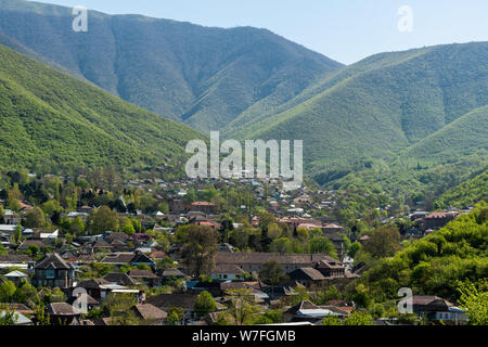 Sheki, Aserbaidschan - 29. April 2019. Blick über scheki Stadt in Aserbaidschan, in Richtung Festung Mauern und der Palast der scheki Khans. Stockfoto