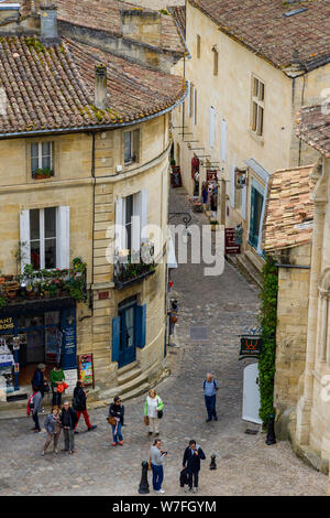 Blick in eine Ecke des Place De I'Eglise Monolithen, Saint-Emilion, im Département Orne in Nouvelle-Aquitaine, Frankreich. Stockfoto