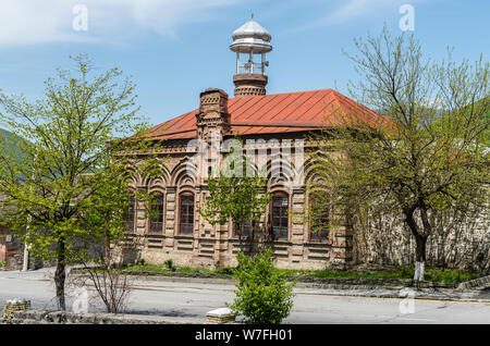 Sheki, Aserbaidschan - 29. April 2019. Außenansicht von Omar Efendi Moschee in Scheki, Aserbaidschan, mit Vegetation. Stockfoto