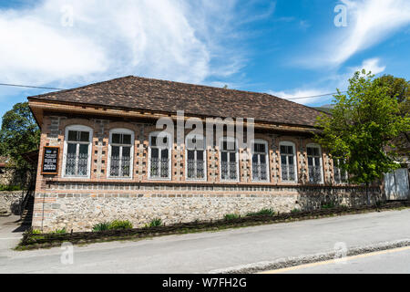 Sheki, Aserbaidschan - 29. April 2019. Außenansicht eines historischen Gebäudes in Scheki, Aserbaidschan, derzeit ein Kinder medizinische Einrichtung. Stockfoto