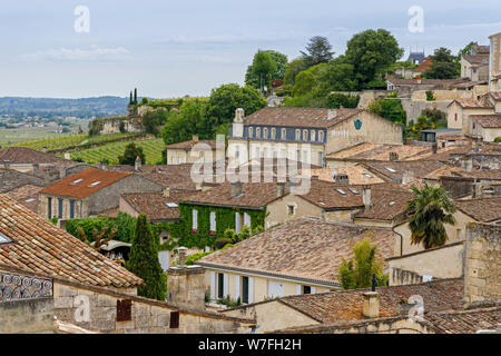 Blick über die Dächer von Saint-Emilion in der UNESCO-Wein erzeugenden Département Orne in Nouvelle-Aquitaine, Frankreich. Stockfoto