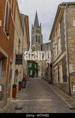 Suchen der rue de la Galère in Richtung C12 Clocher De l'Eglise Monolithen Kirchturm, La Madeleine, Frankreich. Stockfoto