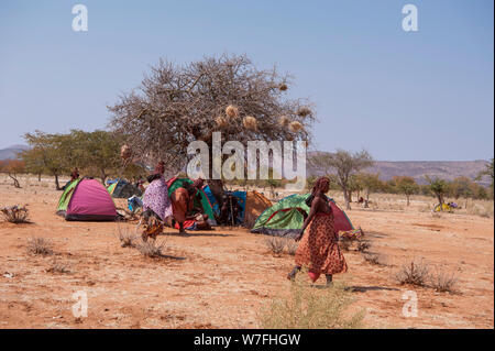 Himba Zelte und Campingplatz an einem Begräbnis sammeln, Kaokoveld, Namibia Stockfoto