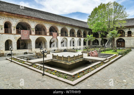 Sheki, Aserbaidschan - 29. April 2019. Innenhof des Karavansaray Gebäude in Scheki, Aserbaidschan. Das Gebäude stammt aus dem 18. Jahrhundert. Stockfoto