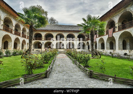 Sheki, Aserbaidschan - 29. April 2019. Innenhof des Karavansaray Gebäude in Scheki, Aserbaidschan. Das Gebäude stammt aus dem 18. Jahrhundert. Stockfoto