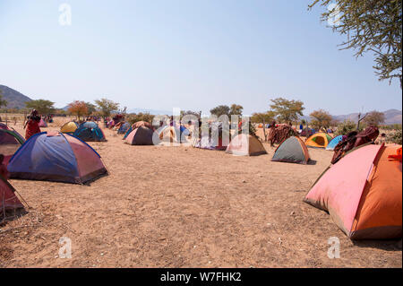 Himba Zelte und Campingplatz an einem Begräbnis sammeln, Kaokoveld, Namibia Stockfoto