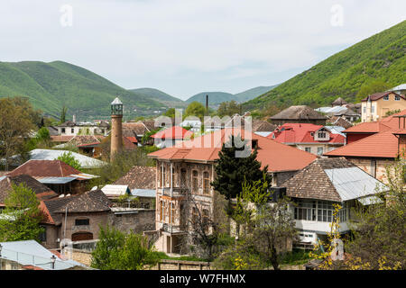 Sheki, Aserbaidschan - 29. April 2019. Blick über die Innenstadt von scheki Stadt in Aserbaidschan, mit historischen Gebäuden und Moschee. Stockfoto