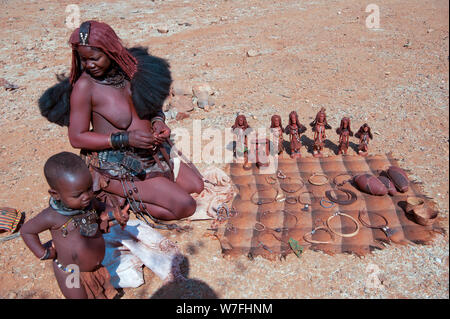 Himba Frauen verkaufen Kunsthandwerk und Schnickschnack für Touristen in ihr Dorf, Kaokoveld, Namibia, Afrika Stockfoto