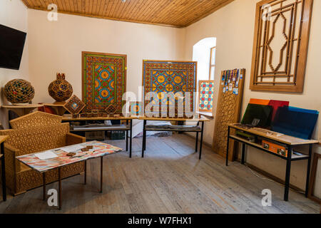 Sheki, Aserbaidschan - 29. April 2019. Innenansicht der Shebeke Glasmalerei Workshop in Scheki, Aserbaidschan. Auf dem Workshop, Hunderte von Hand geschnitzt Woo Stockfoto