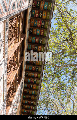 Sheki, Aserbaidschan - 29. April 2019. Elemente der Außengestaltung des Palastes von scheki Khans, mit geometrischen Mustern in Dunkelblau, Türkis und ochr Stockfoto