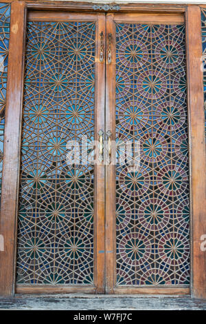 Sheki, Aserbaidschan - 29. April 2019. Reich verzierte Folie Glas Tür der Hauptgebäude des Palastes von scheki Khans in Scheki, Aserbaidschan. Stockfoto