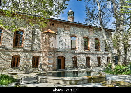 Sheki, Aserbaidschan - 29. April 2019. Außenansicht des Imam Ali Moschee in Scheki, Aserbaidschan, mit Vegetation. Stockfoto