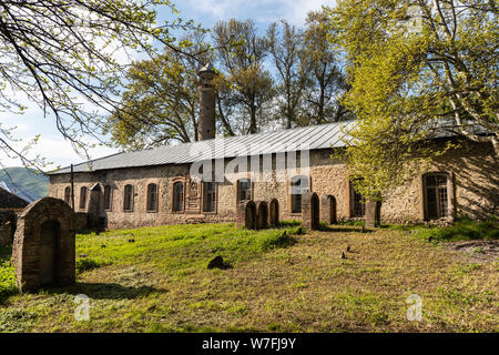 Sheki, Aserbaidschan - 29. April 2019. Khan Moschee und auf dem Friedhof in Scheki, Aserbaidschan, mit Vegetation. Stockfoto