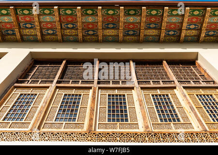 Sheki, Aserbaidschan - 29. April 2019. Windows des Winterpalais in Scheki, Aserbaidschan. Mosaiken aus farbigem Glas sind in ein hölzernes Gitterwerk (shebe eingestellt Stockfoto