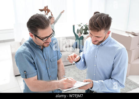 Kunden unterzeichnet den Mietvertrag in der neuen Wohnung. Stockfoto