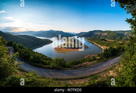 Bulgarien, Kardschali Dam, Panoramablick von Mäander in Arda Fluss, mit grünen Wald umgeben, Sommer Zeit bei Sonnenuntergang Stockfoto