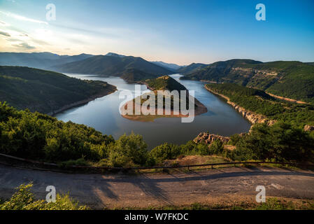 Bulgarien, Kurdjali Dam, Luftaufnahme von Mäander in Arda Fluss, mit grünen Wald umgeben, Sommer Zeit bei Sonnenuntergang Stockfoto