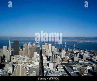 Luftaufnahme der Market Street in Richtung Downtown San Francisco, Kalifornien; in der Ferne, die San Francisco-Oakland Bay Bridge Stockfoto
