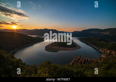 Bulgarien, Kardschali Dam, Panoramablick von Mäander in Arda Fluss, mit grünen Wald umgeben, Sommer Zeit bei Sonnenuntergang Stockfoto