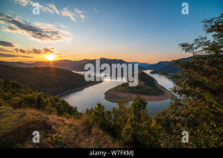 Bulgarien, Kardschali Dam, Panoramablick von Mäander in Arda Fluss, mit grünen Wald umgeben, Sommer Zeit bei Sonnenuntergang Stockfoto