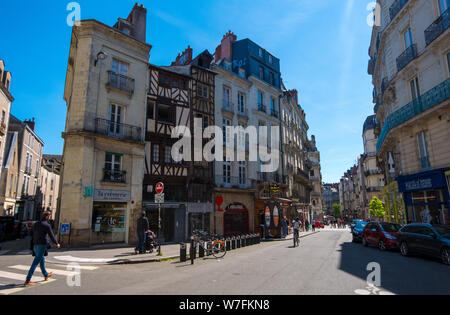 Nantes, Frankreich - Mai 12, 2019: beschäftigte Straße mit alten Häusern im Zentrum von Nantes, Frankreich Stockfoto