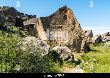 Gobustan, Aserbaidschan - Mai 1, 2019. Stein Kennzeichnung Eingang Gobustan Nationalpark in Aserbaidschan. Stockfoto