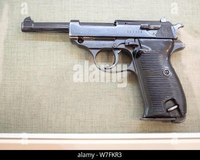 Kiew, Ukraine - Juli 23, 2019: 1938 Deutsche halbautomatische Pistole Walther P38 in der Polytechnischen Museum an der Ukrainischen Nationalen Technischen Universität Stockfoto