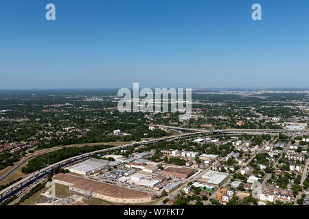 Luftbild 2014 in der weitläufigen Houston, Texas, in der Mitte eines Energie Ausleger Stockfoto