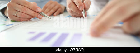 Männliche und weibliche Hand fei Pen ggeen Business Stockfoto