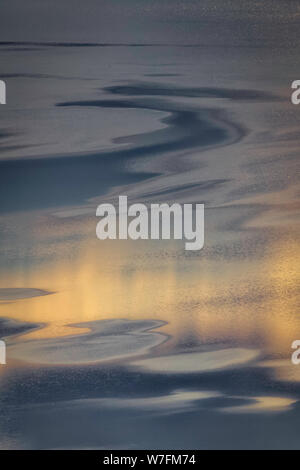 Abstrakte Sunset Water Reflexion auf See Kussharo, Hokkaido, Japan Stockfoto