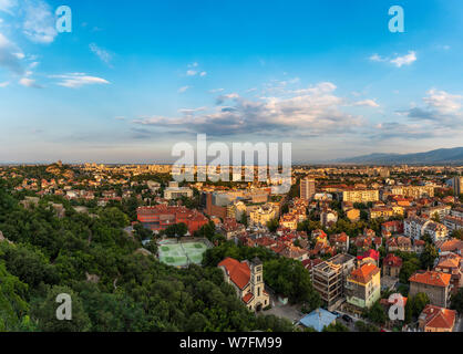 Antenne Panoramablick Sonnenuntergang über der Stadt Plovdiv, Bulgarien Stockfoto