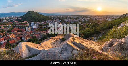 Panoramablick Sommer Sonnenuntergang über Plovdiv - europäische Kulturhauptstadt 2019 und älteste lebende Stadt in Europa, Bulgarien Stockfoto