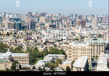 Baku, Aserbaidschan - Mai 2, 2019. Blick über die Altstadt von Baku, der Hauptstadt Aserbaidschans, mit modernen Gebäuden um Sie herum. Stockfoto