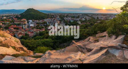 Panoramablick Sommer Sonnenuntergang über Plovdiv - europäische Kulturhauptstadt 2019 und älteste lebende Stadt in Europa, Bulgarien Stockfoto