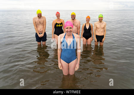 Edinburgh, Schottland, Großbritannien. Am 6. August, 2019. Wilde Schwimmer Liz Richardson, der geschaffen hat und führt in Baden am Pleasance während des Edinburgh Fringe Festival eingeladen, Fringe Arbeitnehmer ihr für eine Gruppe Bad im Firth von weiter an der Portobello Beach zu verbinden. Die Idee ist es, die Gesundheit und das Wohlbefinden während des Festivals zu fördern. Liz Richardson will ihre positiven Erfahrungen der Außenpool zu teilen und eine Möglichkeit für Menschen auszuschalten und tune in die Natur. Credit: Iain Masterton/Alamy leben Nachrichten Stockfoto